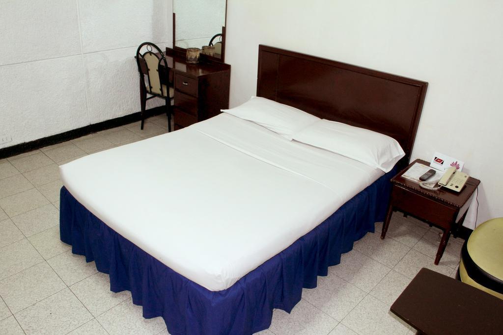 Crosswinds Ocean Hotel Paranaque City Екстер'єр фото